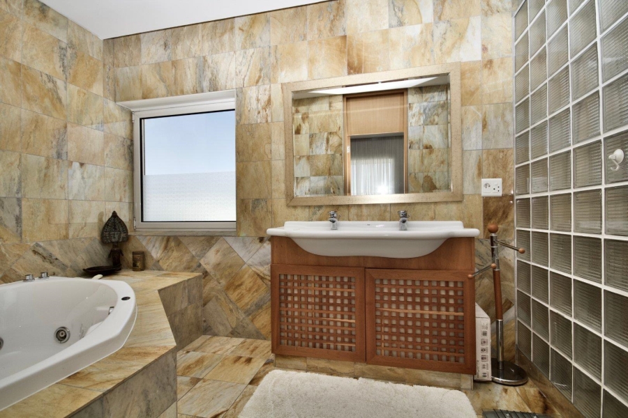 To Let 4 Bedroom Property for Rent in Sunset Links Western Cape
